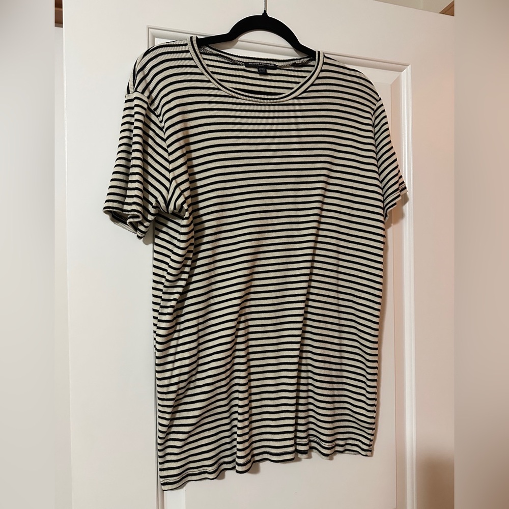 ♻️ Brandy Melville: Striped Black& White T-Shirt